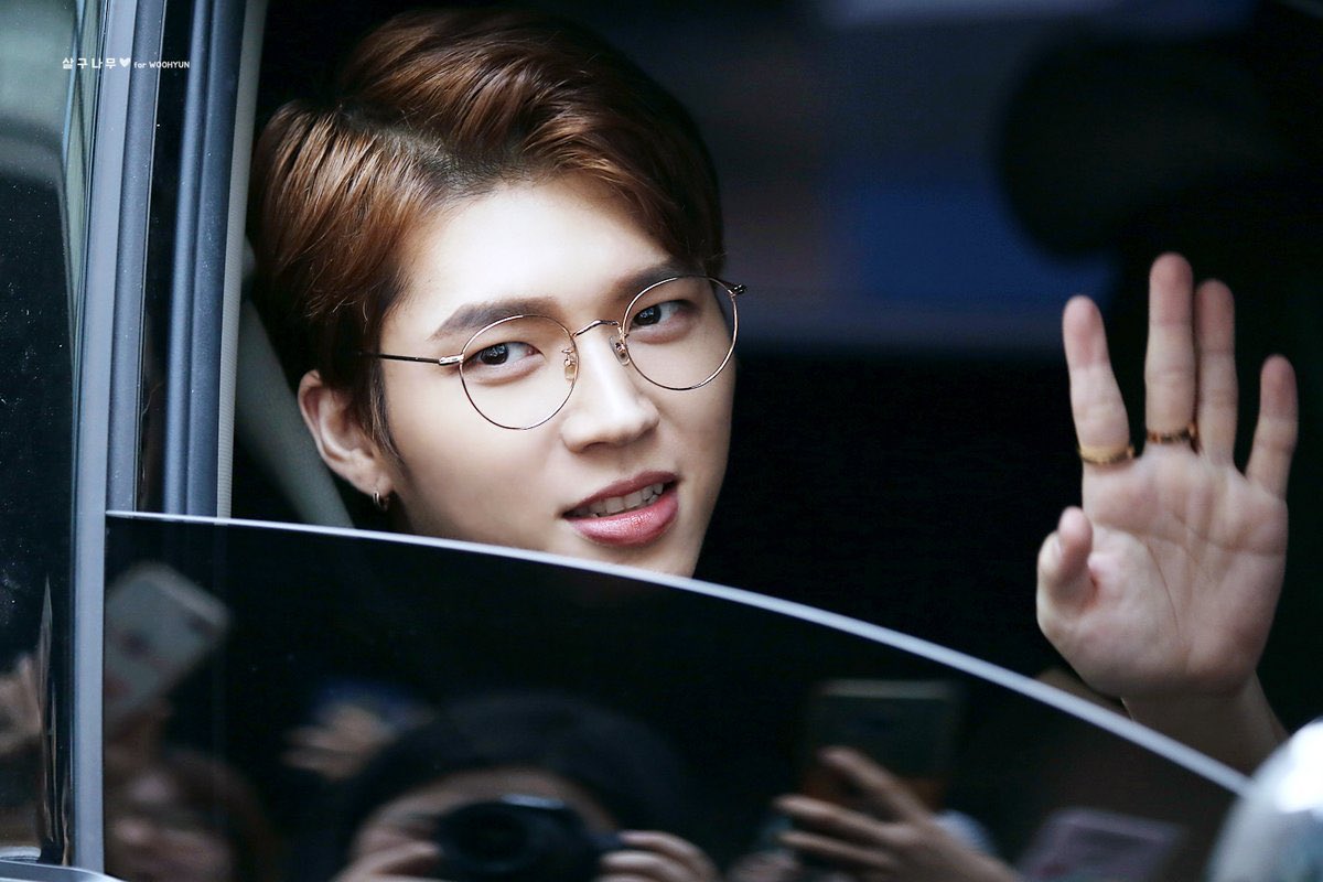 [d-562]woohyun looks the best wearing glasses uwu