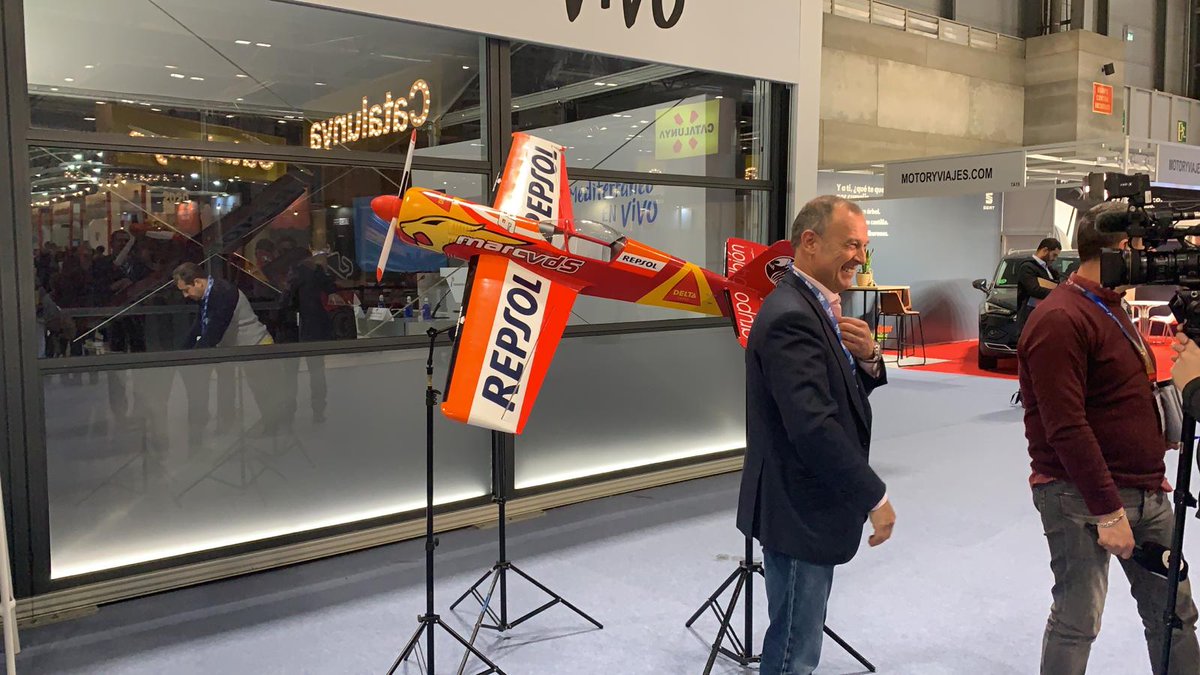 VadeAviones's tweet photo. Primera parada de #FITUR2020: la Presentación del Campeonato de España de Vuelo Acrobático 2020 #CEVA2020. Contamos con la presencia de Castor Fantoba, Subcampeón de España. https://t.co/HQBZSAK3Az