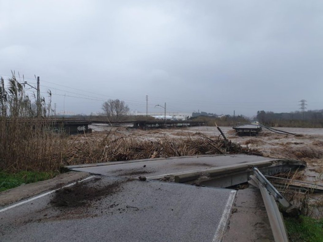 Veolia_Cat's tweet photo. 💨🌧 Els equips tècnics de @sorea estan treballant arreu del territori per restablir subministraments a les poblacions que es troben sense aigua pel temporal #Glòria. En altres municipis afectats estan duent a terme mesures preventives per evitar talls.
📷@aigua_cat https://t.co/zdpJAgcuMc