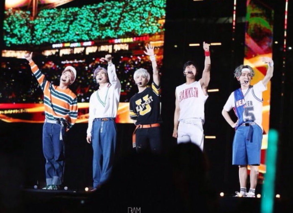 Bada1155's tweet photo. Someone has this picture of SHINee and Shawol hanging on his locker right now. If you don't know who he is.. Are you really Shawol !? #민트색은_샤이니 https://t.co/XiPyTeUkuo