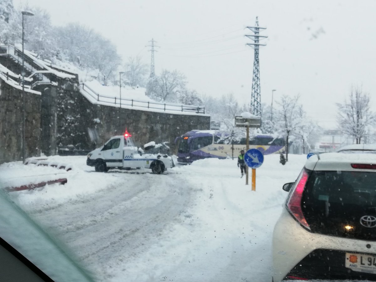 jmgalilea's tweet photo. Acaben de tallar la pujada al #Funicamp pel nou vial o m ho sembla a mi?? Estic flipant!!! Ara no es buidarà el centre!!!😱😱😱 Sembla que sigui la 1a vegada que neva aquí 🇦🇩 @Mobilitat_AND @GovernAndorra https://t.co/XTe9In3Qws
