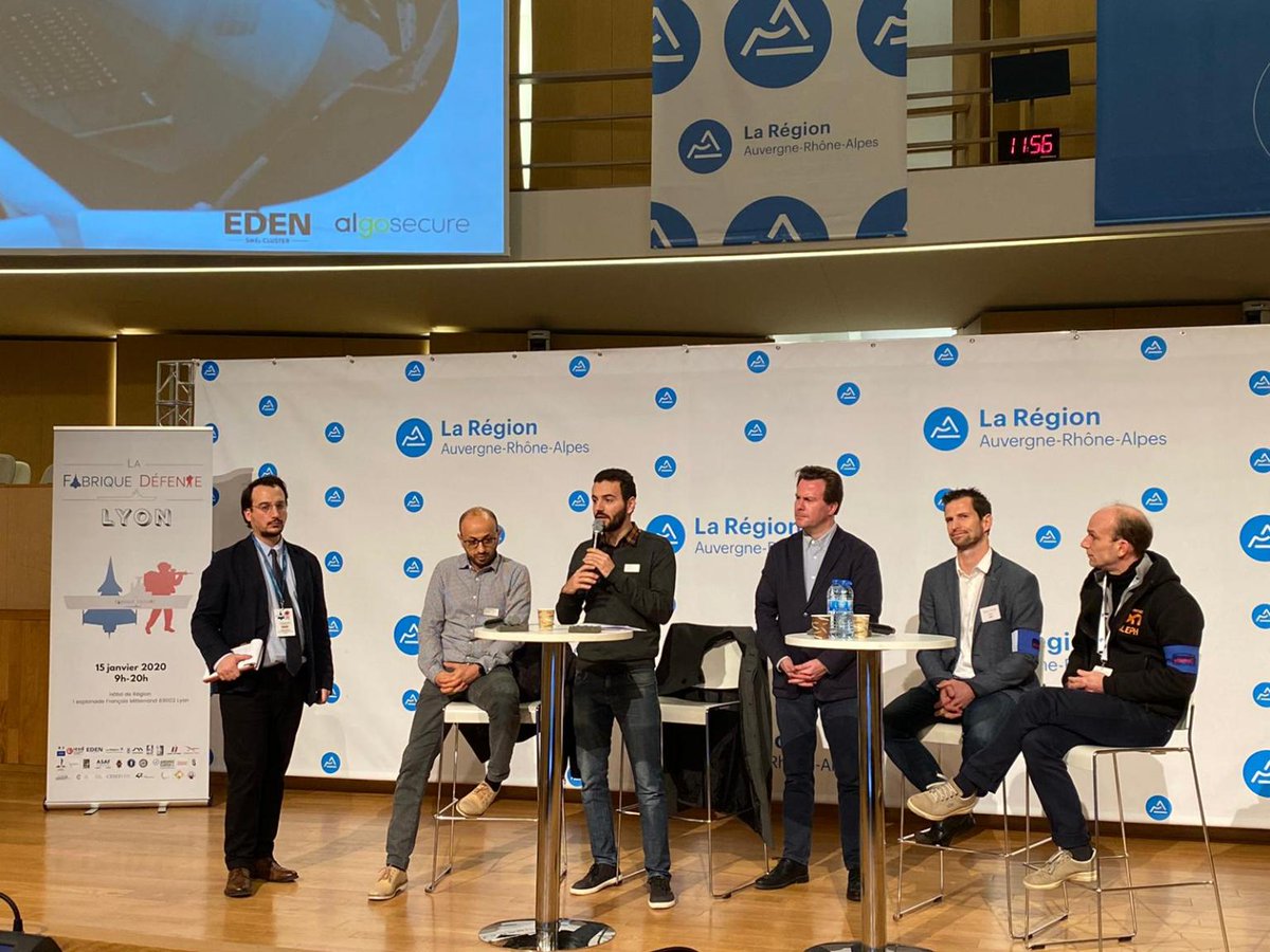 IESD_Lyon3's tweet photo. 2/3 

Retour photo avec @EDENcluster, @Jeunes_IHEDN, @LyonMUN, @poligones_org, @RomainChampel et @laurentwauquiez ! 

350 visiteurs, 35 stands, 7 conférences, 7 témoignages, 6 activités, un forum des métiers et des formations... https://t.co/9FbxUhNunQ