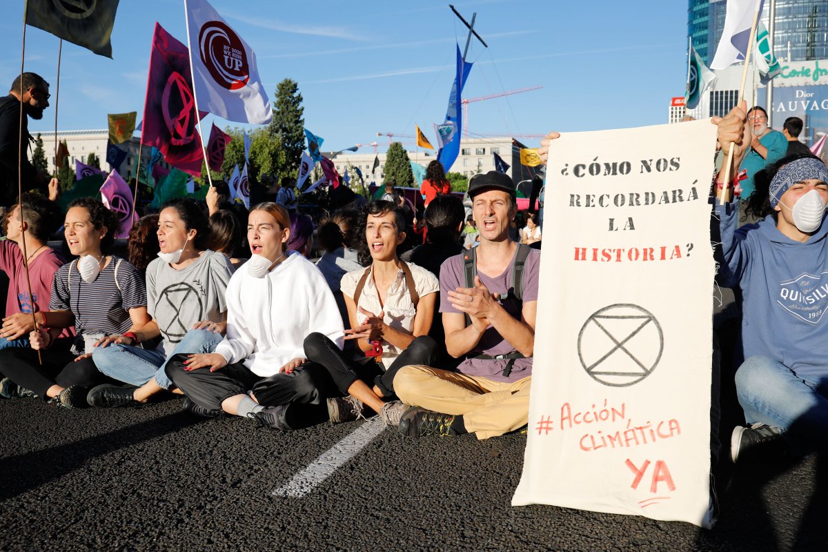 xrmadrid_'s tweet photo. El gobierno declaró ayer la #EmergenciaClimática. Bien, pero falta ambición. 

✅Se empieza a decir la verdad acerca de la crisis climática y ecológica.
❌Descarbonización en 2050 sigue siendo insuficiente
❓Asamblea ciudadana, bien, ¿pero cómo?

Lee más👉🏽https://t.co/5VDaEqys9m https://t.co/vSU7g18bqe