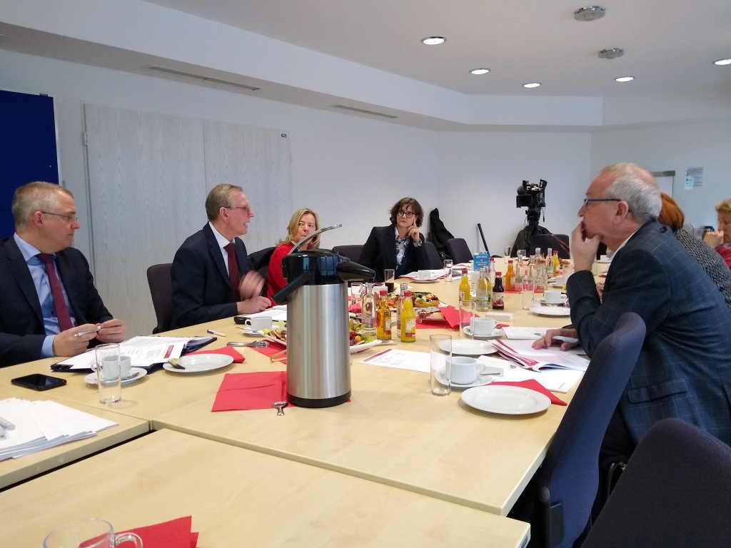 KaySenius's tweet image. Pressegespräch zur Arbeitsmarktentwicklung auf dem Arbeitsmarkt in Thüringen. Der Freistaat hat eine gute Entwicklung genommen. Demografie, Digitalisierung und Strukturwandel sind die großen Herausforderungen der Zukunft.