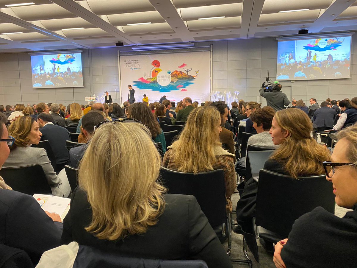 <a href="/Anne_Hidalgo/">Anne Hidalgo</a> <a href="/Paris/">Paris</a> <a href="/ProfTimJackson/">Tim Jackson</a> <a href="/EtienneKlein/">Etienne KLEIN</a> <a href="/IPBES/">ipbes</a> <a href="/OCDE_fr/">OCDE</a> <a href="/UnisTerre/">Unis-Terre</a> <a href="/VincentAvanzi/">Vincent Avanzi - Chief Poetic Officer</a> #ParlAvenir | La grande salle de l’ <a href="/OCDE_fr/">OCDE</a> est en pleine ébullition ! Les participants sont invités à échanger avec leur voisine ou voisin : « Quel serait votre souhait de contribution pour 2020 pour un progrès plus humain ? »😉 
<a href="/VincentAvanzi/">Vincent Avanzi - Chief Poetic Officer</a>