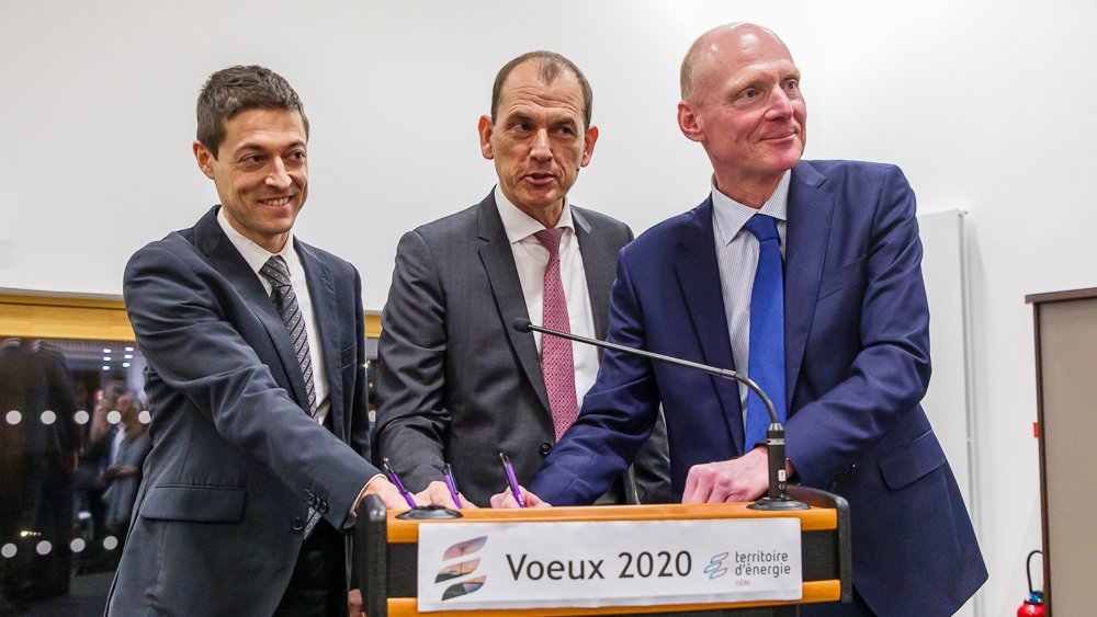 TE_Isere's tweet photo. Signature du nouveau contrat de #concession de distribution publique d'#électricité lors de la cérémonie des vœux de TE38. Un engagement pour 30 ans renouvelé pour les collectivités territoriales ! avec @enedis_alpes et @EDF_AuRhAlpes +d'infos : https://t.co/2FmfMHxyNE https://t.co/fZXPAEnUj0
