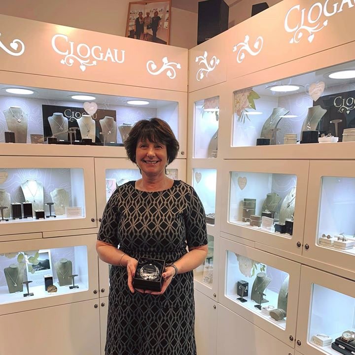 AnnaDaviesBYC's tweet photo. @Clogau Brand Ambassador Winner Magi, showing off her award in store at #ADJewellery, after a fabulous time celebrating at the #ClogauConference last weekend ✨❤️
For all #Clogau enquiries, please call our helpful & friendly team 01690 710292 or visit us in #BetwsYCoed. https://t.co/nNwQu9K88I