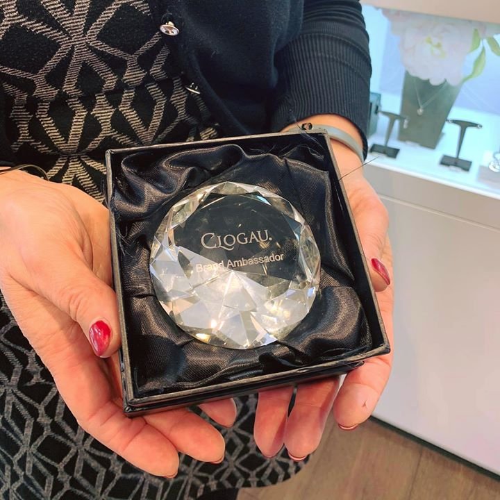 AnnaDaviesBYC's tweet photo. @Clogau Brand Ambassador Winner Magi, showing off her award in store at #ADJewellery, after a fabulous time celebrating at the #ClogauConference last weekend ✨❤️
For all #Clogau enquiries, please call our helpful & friendly team 01690 710292 or visit us in #BetwsYCoed. https://t.co/nNwQu9K88I