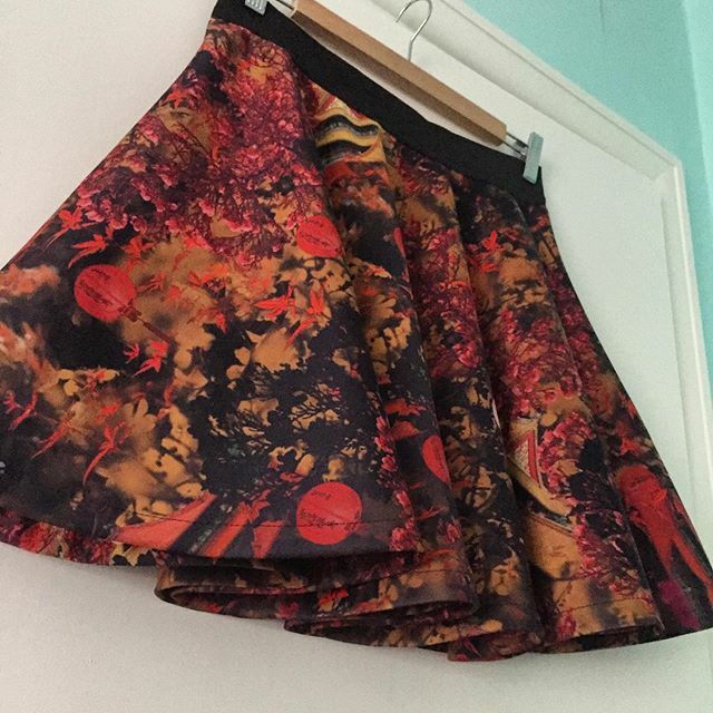 Thats_Sew_Becky's tweet photo. So just before Christmas I had yhus gorgeous fabric from @fabric_styles I tried to decided what to make from it, something that would do it justice. 
So I made a circle skirt, and it’s utterly gorgeous!! If you guys need some beautiful fabric check them … https://t.co/ti6Estxnl8 https://t.co/p8SaqOChZL