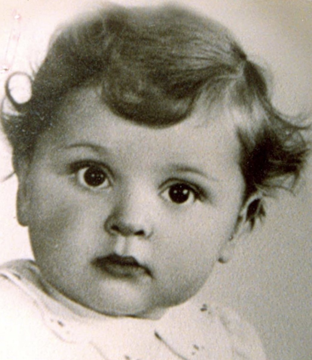 AuschwitzMuseum's tweet photo. 22 January 1938 | Dutch Jewish girl Vera Matteman was born in Amsterdam. She was murdered in a gas chamber at Auschwitz II-Birkenau in September 1943. She was 5.
(Photo: @yadvashem) https://t.co/En43Tms4L3