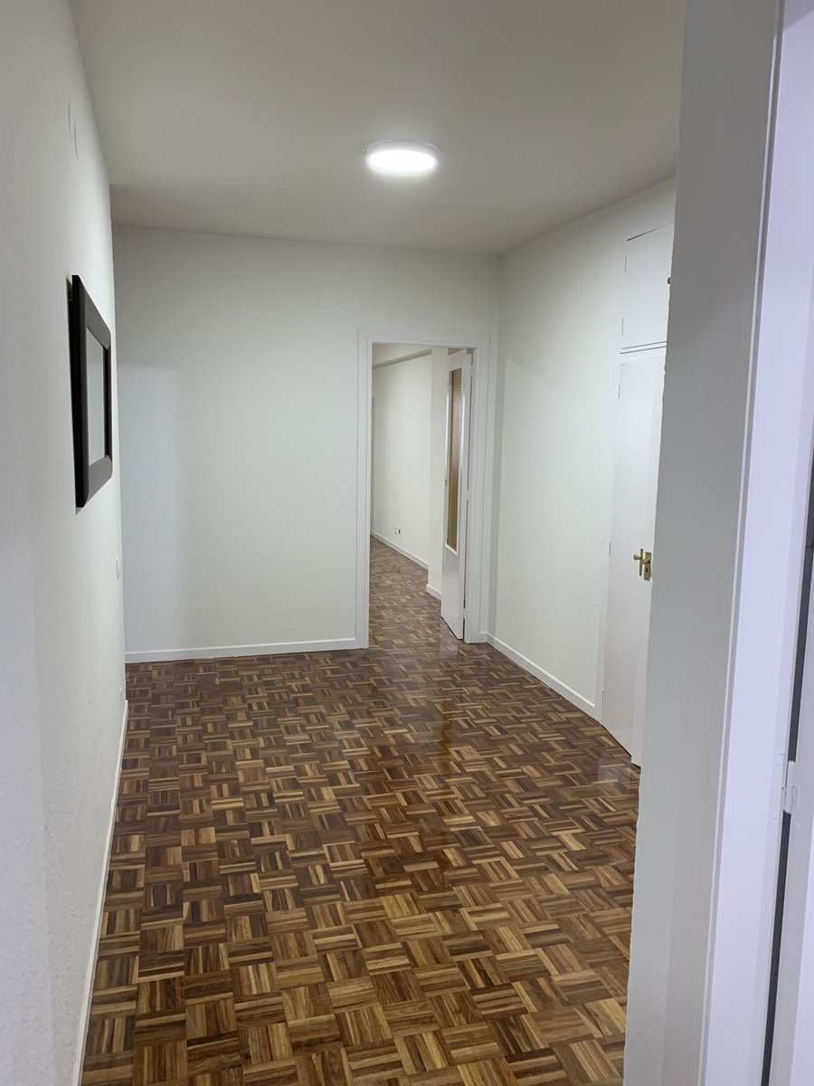 InmoM2's tweet image. Antes y después, planificamos la obra y presentamos a los dueños un estudio detallado de las actuaciones, precios, plazos y comenzamos a trabajar, lo primero el vaciado total, barnizado y primeras sorpresas #antesydespues #coordinandogremios #primerosimprevistos