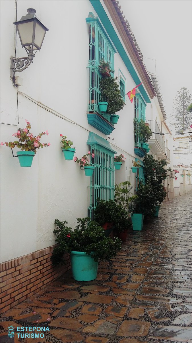 EsteponaTurAyto's tweet image. Incluso en un día lluvioso, #Estepona nos roba el corazón 💖 con sus encantadoras calles  🌧 Even on a #rainyday, Estepona steals our hearts with its charming streets ☔

📷 Calle Damas

#FelizMiércoles #HappyWednesday #FelizDía #HappyDay