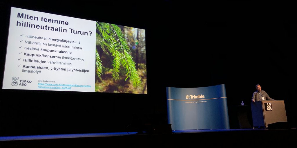 TrimbleJulkisha's tweet photo. #TKP20-isäntäkaupunki @Turkukaupunki täyttää kunniakkaat 800 vuotta vuonna 2029. Risto Veivo (@rveivo), Turun kaupungin kehityspäällikkö totesi lavalla hiilineutraaliuden olevan paras lahja, jonka Suomen vanhimmalle kaupungille voi antaa. #hiilineutraali2029 https://t.co/fu7sKCTUBy