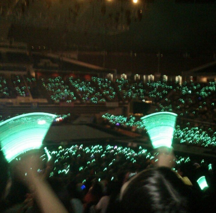 pinkchole's tweet photo. It is our color and it will always be our color 👌

(taken 8 years ago by me and yes is that long ago 😌) #민트색은_샤이니 https://t.co/NQ2MJ2gEYo