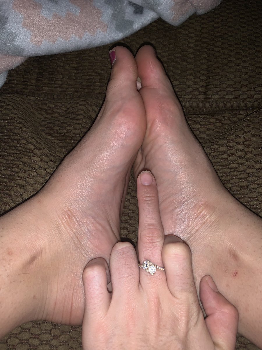 AriellaRose7's tweet photo. Up late, can’t sleep, too busy draining you losers 🐷💰 @FindomDiscord @rtfemdom1 @FindomRT8 #paypiggieswanted #findom #fuckyou #losers #feet #feetfreaks https://t.co/w7DUcjKOjT