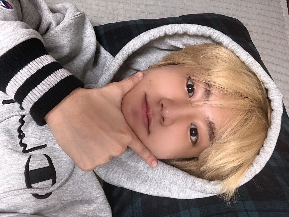 HanJisung_CN's tweet photo. 200122 INS
被子外面很危险
#EBUL #BBAK #UN
#WEHUMHAE
#스트레이키즈 #StrayKids #한지성 #한 #HAN #スキズ #ハン https://t.co/DBnMM86tbc