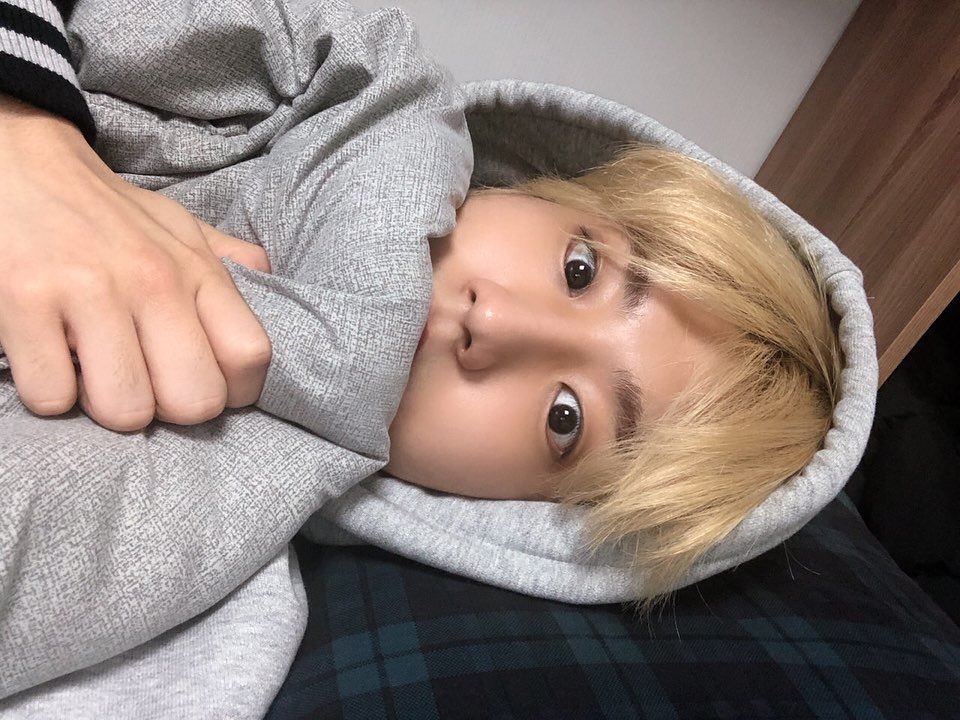 StrayKidsPL's tweet photo. 📸| Han na Instagramie @Stray_Kids.
„Niebezpieczne poza kocem.
#EBUL #BBAK #UN #WEHUMHAE”
*poprzez te Hasztagi, Han użył tych samych słów, których użył w opisie pod zdjęciem:) https://t.co/6vIuYPsh8y
