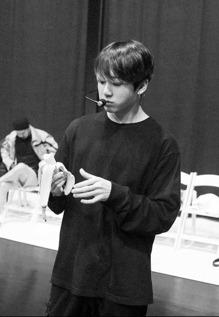 4ine_jk's tweet photo. Moi à 1h du mat' quand j'ai vu que y'a pas Paris sur la liste🤡🤡 plus qu'à attendre une confirmation🤞🤧

#BTS #MapOfTheSoulTour #BTSARMY https://t.co/YHNnYyUOnW