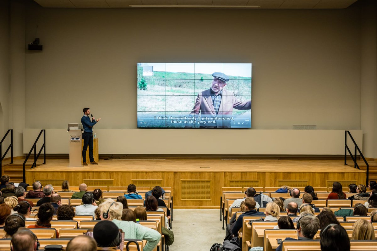 yahadinunum's tweet image. Busy time at @AuschwitzMuseum. One week before the 75th anniversary of the liberation of the camp, 160 guides are being trained by Yahad researchers on the genocide of Roma in the East. 

Photos by Piotr Malec.

#Porjamos #BeyondMemory