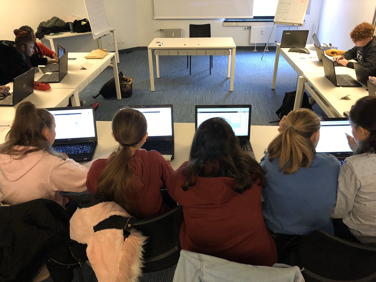 departement59's tweet photo. #NosCollégiensOntDuTalent ou plutôt...nos collégiennes ! 

💻 Bravo à ces élèves des collèges Ste-Marie de Roubaix, Louise-Michel et Carnot de Lille. Ces jeunes filles s’initient au code informatique chez @gfi_world. Un projet mené en partenariat avec @FACEMEL59 et l’@univ_lille. https://t.co/KDB2QE2xLc