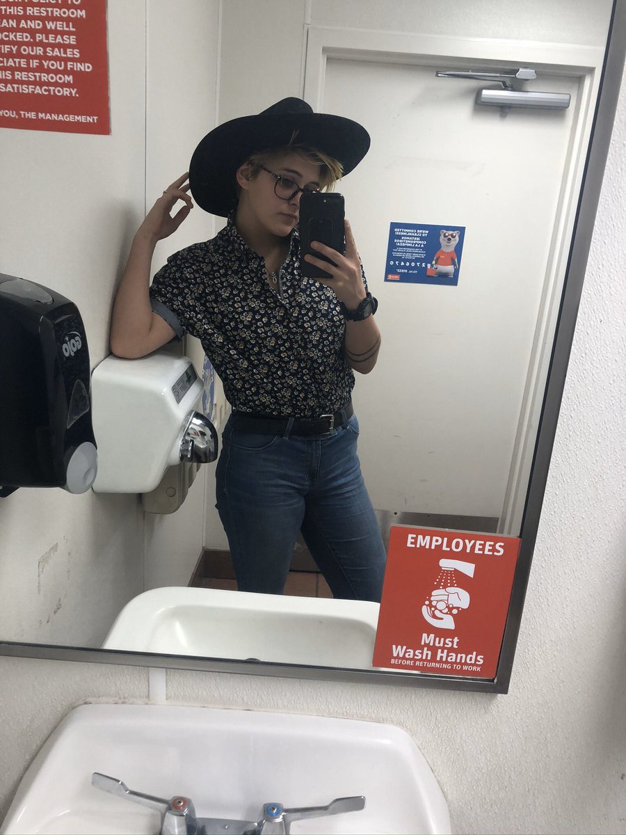 FlyForAWhiteGu2's tweet photo. Arizona weddings are weird compared to Florida 😩
#confidence  #AZwedding #Arizona #Florida #happy #gay #gaygirl #gaygirls https://t.co/NUwcD0QtRi