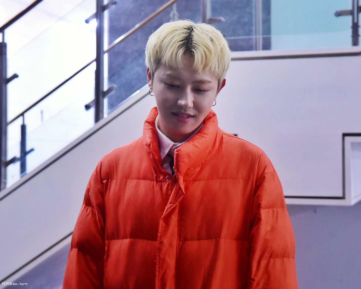 bbc_syung's tweet photo. 20200106월 파오케 #Power_Of_K
#유권 #김유권 #미니팬미팅 

주홍색 패딩도 잘받네😁

@blockb_official #셩셩 https://t.co/BvPsuu3CWX