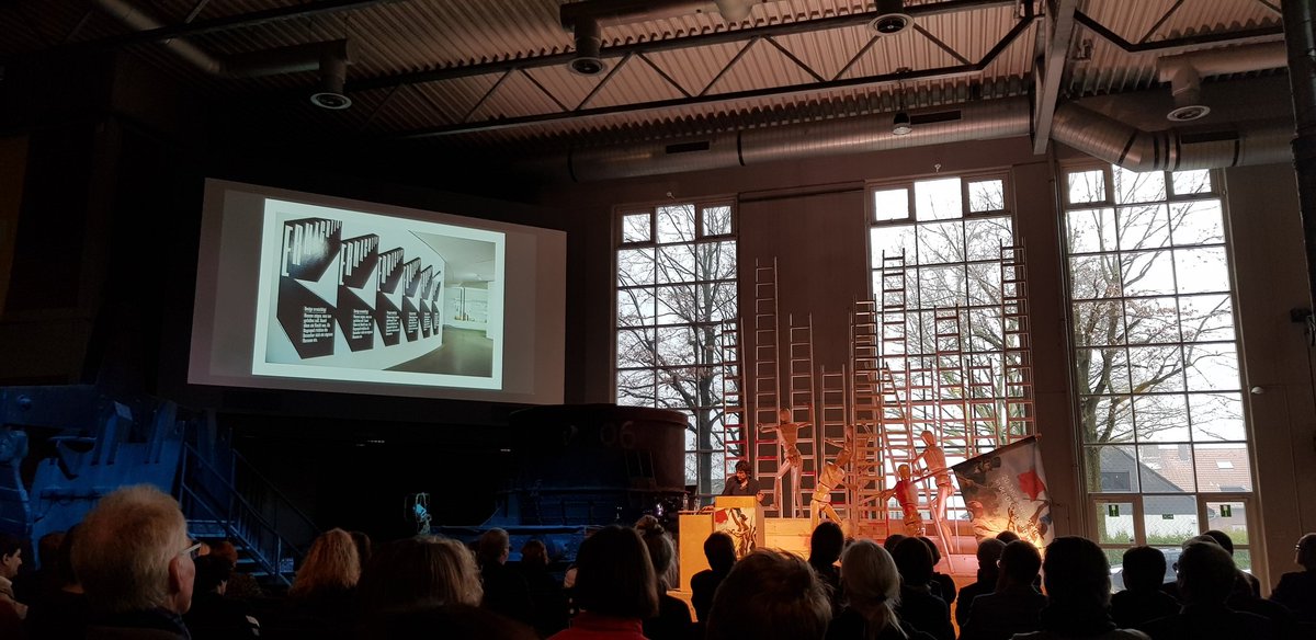 MuseumsTechnik's tweet photo. Was ist Design und was nicht? Besucher, die Ihre privaten Dinge in die Ausstellung integrieren dürfen.  Nur 20 Rückmeldung? Schade! Erinnerung an Heimatstube: Alter Hausrat in die Ausstellung integriert. Gehen wir wieder zurück,für den partizipativen Effekt?Spannend! #szenografie https://t.co/5f9kJM6SGo