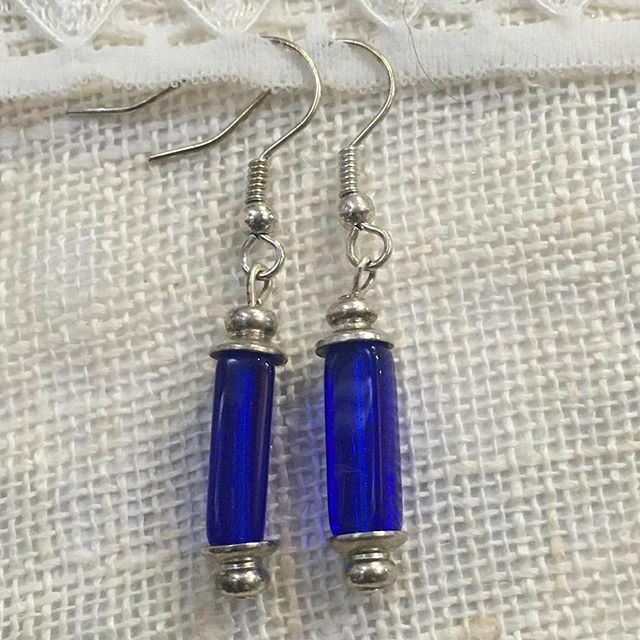 pearlysmith's tweet photo. Stunning blue glass tube bead earrings - currently available from @galleryat12 #angelasmithjewellery #earrings #earringessentials #H2H #glassbeadearrings #bcmotd #bohojewellery #ukindiebiz #justacard #britcraft #shopindependant #makelifebeautiful #cre… https://t.co/KYxaUH1t4L https://t.co/5VuTL3WwTO