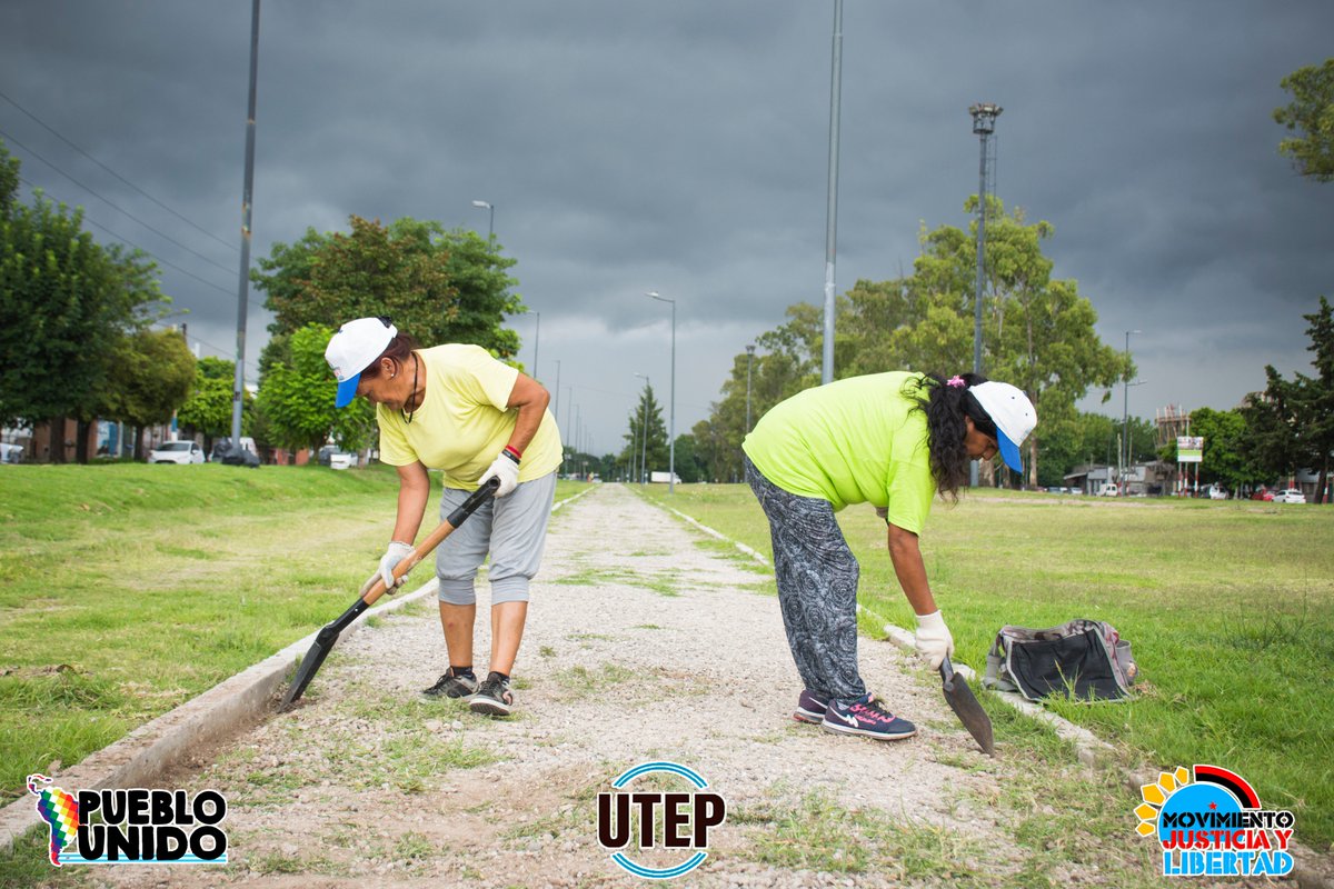 MovimientoJYL's tweet photo. ✅Nuestros compas son quienes todos los días agarran la pala, para dejar los caminos en condiciones para q puedan caminar, trotar o simplemente transitar.
Mientras se aproximaba la tormenta,ahí estaba firme el grupo coordinado por Nilda del @MovimientoJYL en la 31 y 64 d La Plata https://t.co/JYZEW0c6AK