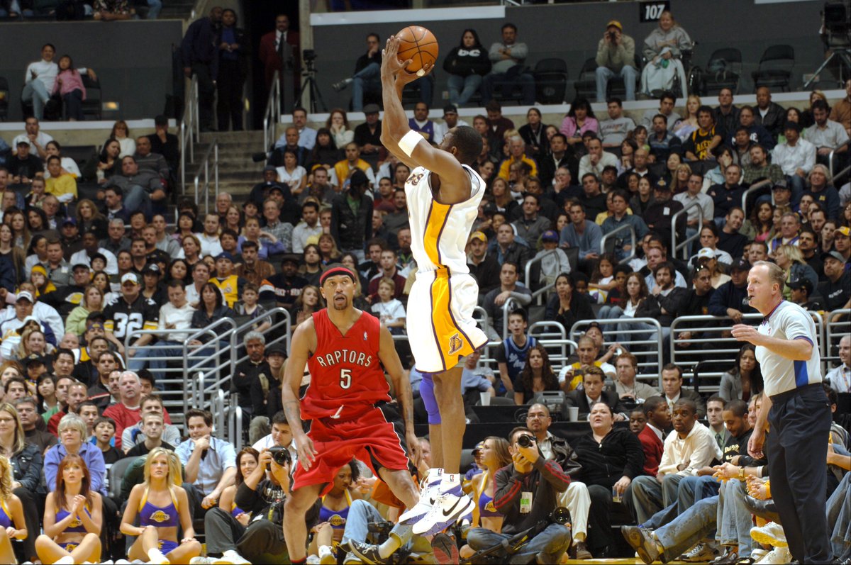 parallelecinico's tweet photo. 22 gennaio 2006.
Intervallo Lakers-Toronto 49-63.
2° tempo Kobe-Toronto 55-41.
81 punti alla fine per Bryant.
21/33 da 2, 7/13 da 3, 18/20 ai liberi.
Vittoria Lakers 122-104.
Seconda prestazione di sempre dopo i 100 di Chamberlain.
14 anni fa Kobe fece la storia.
#NBAtipo https://t.co/uae26769Pa