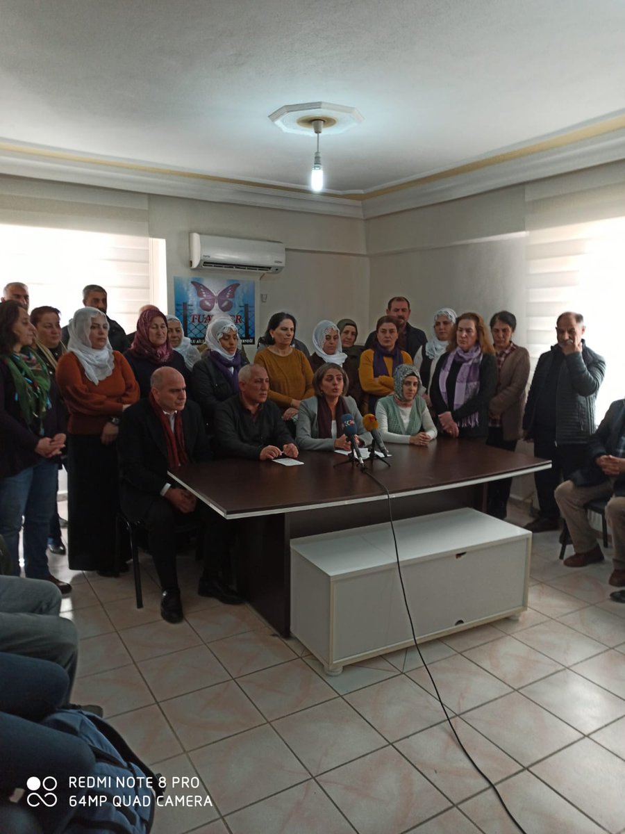 dernek binasında son dönemde cezaevlerinde tutsaklara yönelik hak ihlallerine yönelik basın açıklamasına HDP il İLÇE  YÖNETİCİLERİ MİLLET VEKİLLERİ AYŞE ACAR BAŞARAN  REMZİYE TOSUN VE ÖHD DİK MEBYADER TUTUKLU AİLELERİ KATILDILAR.