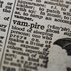 Faewitchling's tweet photo. #vampire #vampirism #occult #cemetery ⚰️ https://t.co/PCDh0Ef4Iy