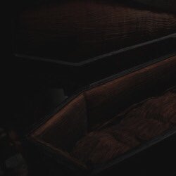 Faewitchling's tweet photo. #vampire #vampirism #occult #cemetery ⚰️ https://t.co/PCDh0Ef4Iy