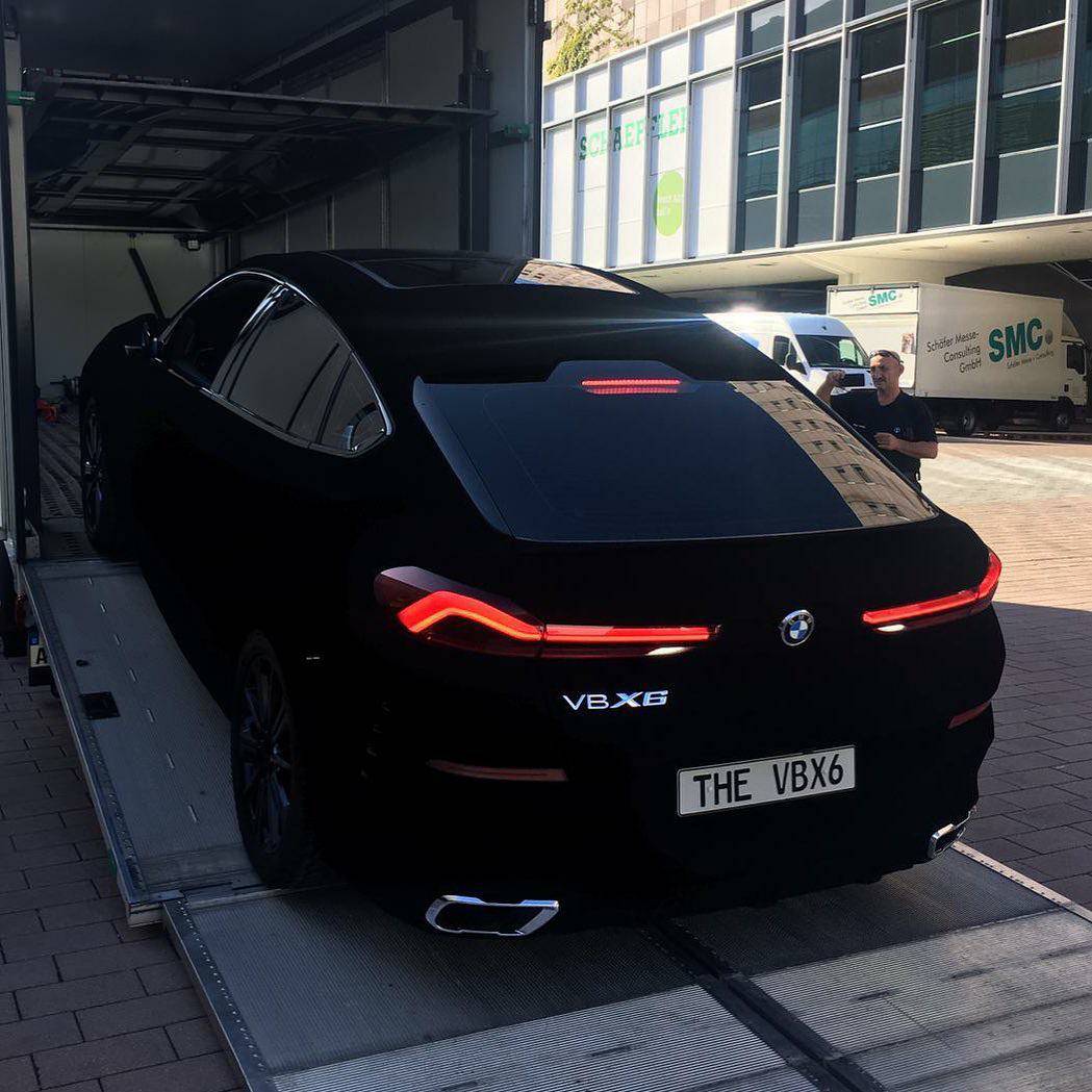 SmartyTech's tweet image. The first car (BMW X6) ever painted with Vantablack, one of the darkest known substances that absorbs 99.965% of light. Refer to the last post. #vantablack #wednesdaywisdom #BMWX6 @BMW