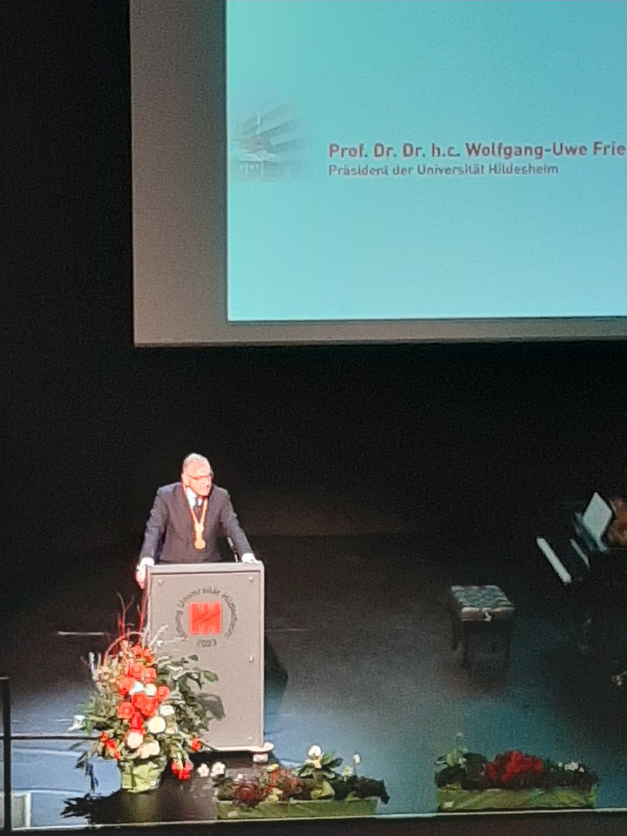 holgerEichelber's tweet photo. #Ehrenpromotion für Prof. Sebastian #Thrun an der #Universität #Hildesheim #Niedersachsen #Digitalisierung https://t.co/rgcm2gW6SA