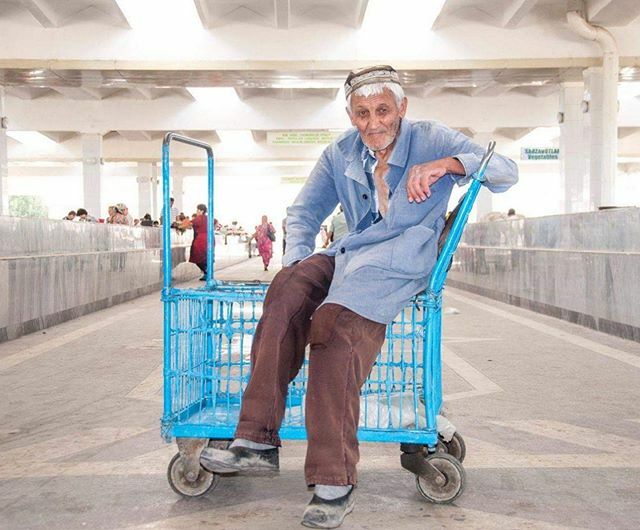 expeverywhere's tweet photo. Taking a break. Siyob Bazaar, Samarkand, Uzbekistan, 2015. Family trip.
#travelphoto #travelphotography #adventuretravel #travelwriting #expeditioneverywhere #everycountryintheworld #wanderlust #familytravel #travelwithkids #travel #backpacking #youonly… https://t.co/xrvwjpYH2G https://t.co/sLjoWrsHvQ