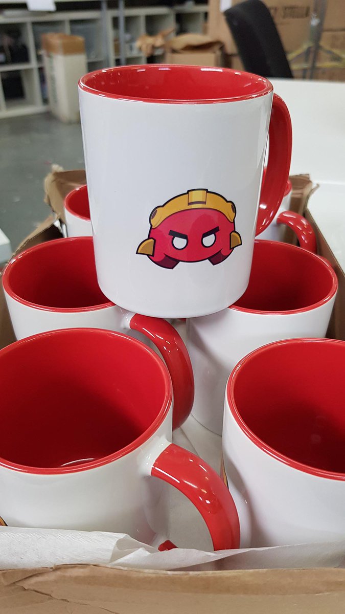 RocketMates's tweet photo. Wir haben nicht mehr alle Tassen im Schrank!

Denn sie stehen auf dem Tisch von @Olliwanda und warten sehnsüchtig darauf, an die Gewinner unseres Adventskalenders verschickt zu werden. ✌️

#fantassetisch #rbtv https://t.co/r63YbtfTTO