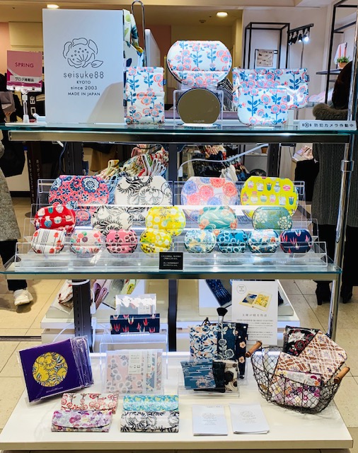 hakata_hankyu's tweet photo. 京都の西陣帯で使用された文様を、現代に蘇らせた
Mede in Japanファクトリーブランド『seisuke88』。
現代の色彩の華やかさがプラスされた、懐かしくて
新しいデザインの魅力をご覧ください。
■1階 ハンカチ
#博多阪急 #ハンカチ #seisuke88 https://t.co/W1Q3CTILaq