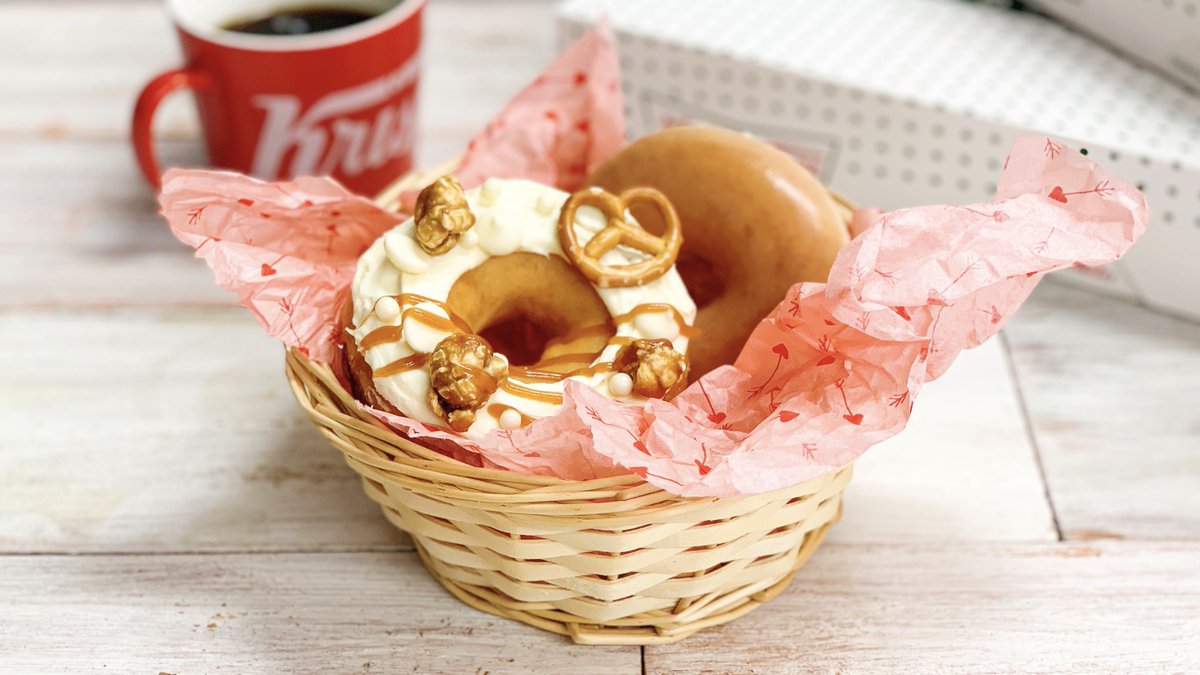 krispykremeJP's tweet photo. ✨ホワイト キャラメル カーニバル✨
ホワイトチョコクリームにキャラメルポップコーンと軽い塩味のプレッツェルを飾ったカーニバルみたいにワクワクするおいしさ💕
#SweetSurpriseBox
https://t.co/L4Zh5xIGDH https://t.co/nrwaSbAclt
