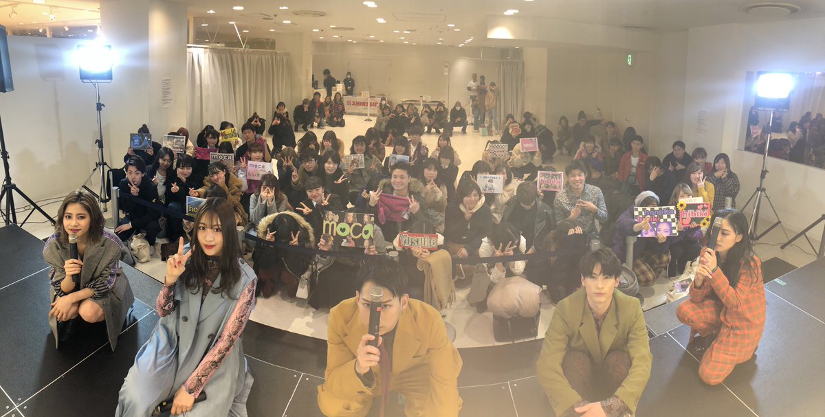 lol_avex's tweet photo. 本日はマルイ池袋にてlol live circuit 2020-lightning-にお越し頂きありがとうございました🥰✨
次回は1/25(土)昭島モリタウンにてお待ちしております‼️
宜しければアンケートのご協力をお願いします🙇♂️
https://t.co/Lf8Xm1isol
#lol #エルオーエル #lightning #blaaaw #LLC2020 https://t.co/qcpJftWUdw