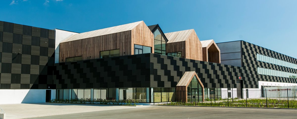 #WarehouseWednesday: If only more #Warehouses would combine #durable materials and #aesthetics and blend in with the surroundings like this one in Almelo by #HeylenWarehouses and #WastiauArchitects in #ColorcoatPrisma on #Pyramid profiles from @SAB-profiel. #morethanabox