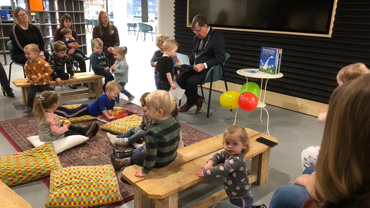 Burgemeester Henk Hellegers leest woensdagochtend voor aan kinderen uit het boek 'Moppereend' in de bibliotheek in Uden. Aanleiding is de start van De Nationale Voorleesdagen dtvnieuws.nl/nieuws/artikel…