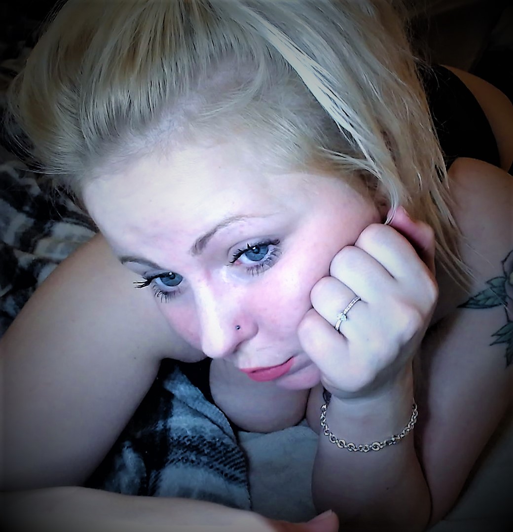 JaiceeJames's tweet photo. when you are so bored a selfie shoot happens. #camgirl #badinternet  #kinky #chaturbategirl #bbw #blonde #milf https://t.co/q4v3VsAG5X