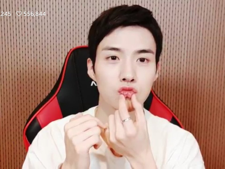 ptgshinee's tweet photo. a cute photoset of changgu imitating hyunggu and hongseok's hearts and trying to create one of his own with his lips ;_; https://t.co/2yNYDulpdz