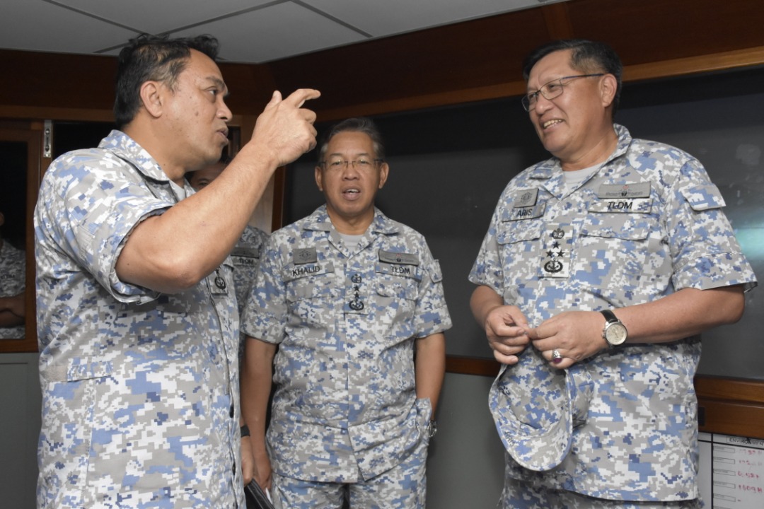 kdptldm's tweet photo. "Practise makes perfect." Admiral shares tips towards fleet readiness.
@tldm_rasmi
@MPPL_TLDM
@reza_azeranil63
@imtkhalid
@myagrosli
@jamaludinsairi
#NavyNews
#WASPADA
#FleetTraining https://t.co/ARdAiZ3ZPb