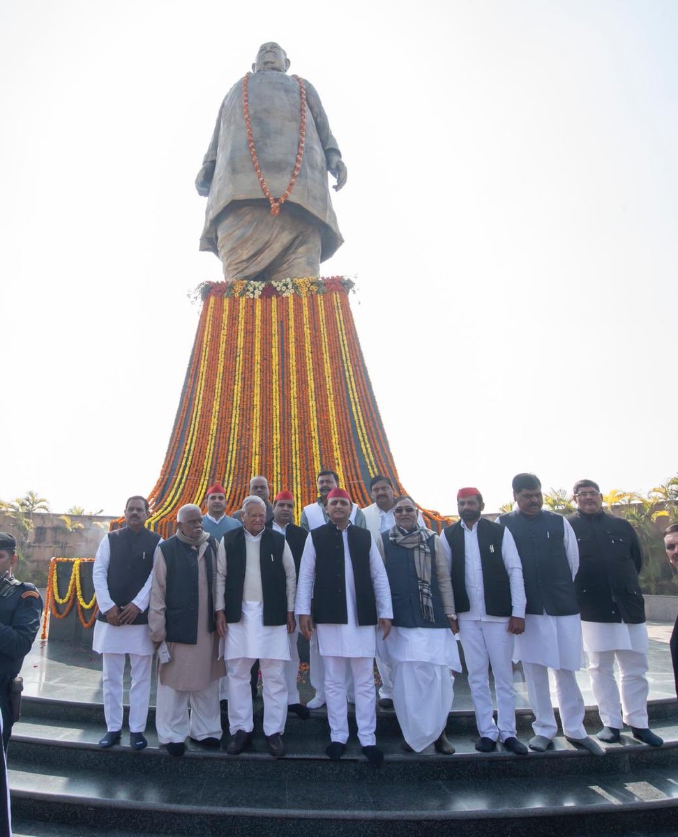 yadavakhilesh's tweet photo. स्व. जनेश्वर मिश्र जी की पुण्यतिथि पर श्रद्धा-सुमन-अर्पण. https://t.co/Ewv6l8IB8L