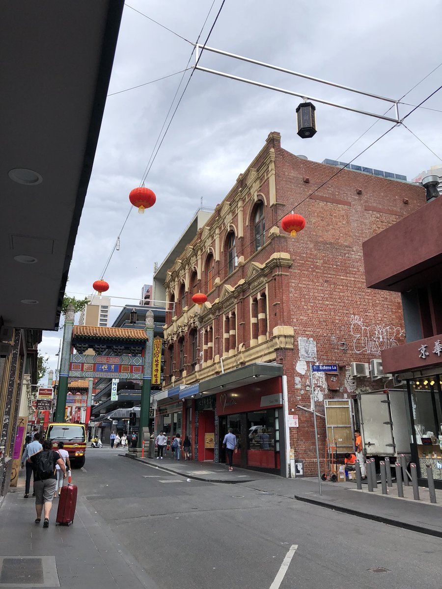 xhhi's tweet photo. 来到一座城，感受一种感动，墨尔本用它的方式挽留我，告诉我它很美、有故事，值得我多走走，喜欢这样的小店，总感觉在小店里，某一个面具后面，有双眼睛正在安静的看着我，温暖，有爱。万水千山走遍，温暖是最好风景[机智] https://t.co/339es4YiBM