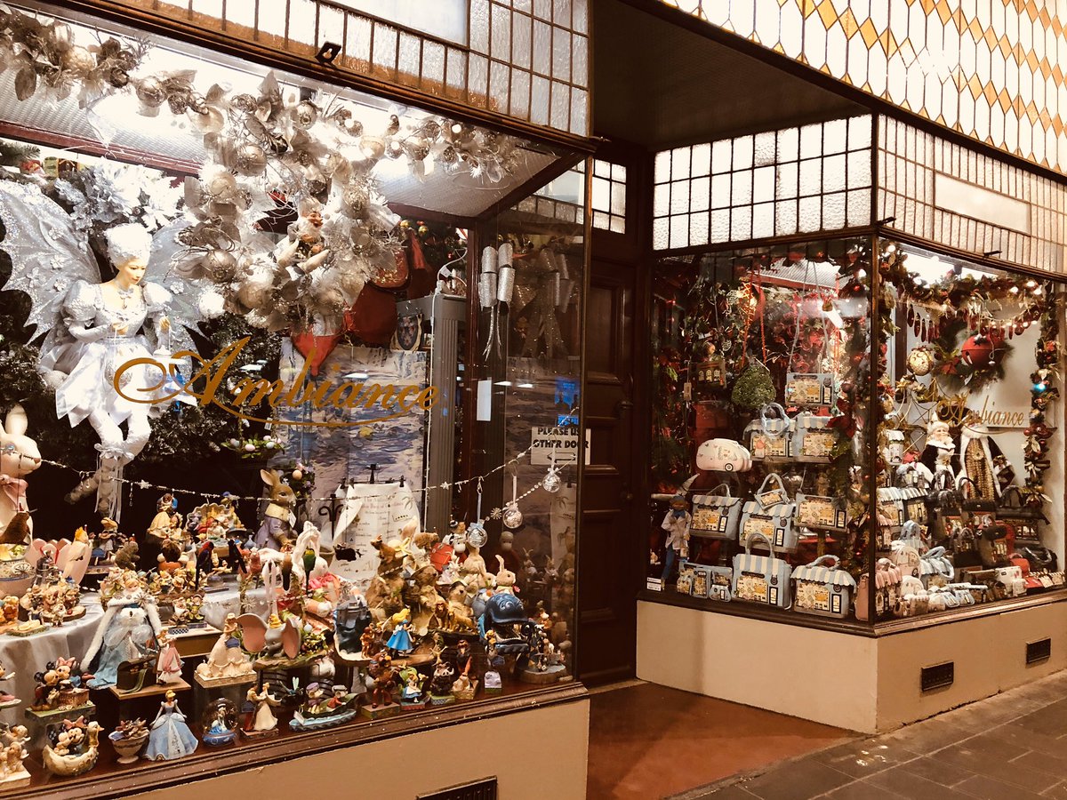 xhhi's tweet photo. 来到一座城，感受一种感动，墨尔本用它的方式挽留我，告诉我它很美、有故事，值得我多走走，喜欢这样的小店，总感觉在小店里，某一个面具后面，有双眼睛正在安静的看着我，温暖，有爱。万水千山走遍，温暖是最好风景[机智] https://t.co/339es4YiBM