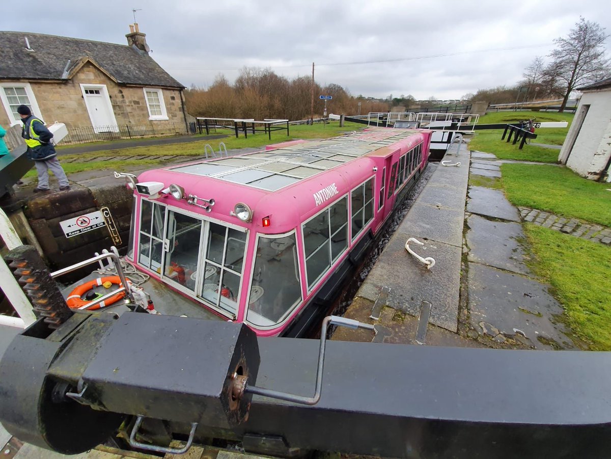 reunioncanal's tweet photo. ‘Antonine’ in its way from the Falkirk Wheel to Kirkintilloch. Thanks to our volunteer lock keepers who keep the traffic moving along the Forth and Clyde Canal all year round! #lockkeeping #canalmagic https://t.co/M5kinpUZJY