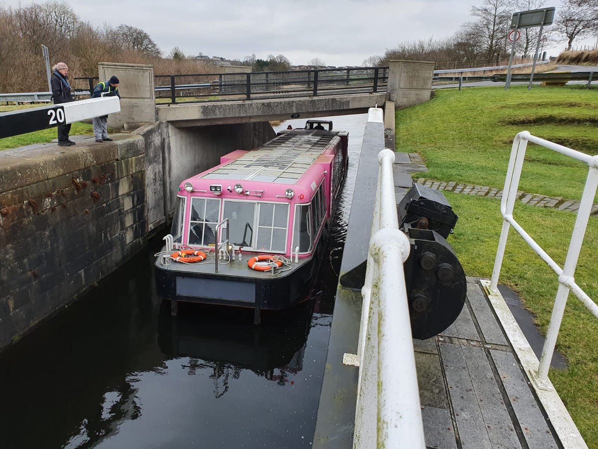reunioncanal's tweet photo. ‘Antonine’ in its way from the Falkirk Wheel to Kirkintilloch. Thanks to our volunteer lock keepers who keep the traffic moving along the Forth and Clyde Canal all year round! #lockkeeping #canalmagic https://t.co/M5kinpUZJY
